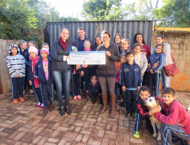 Alunos das Escolas José de Alencar e Caetano Munhoz da Rocha repassam doação a Arca de Noé